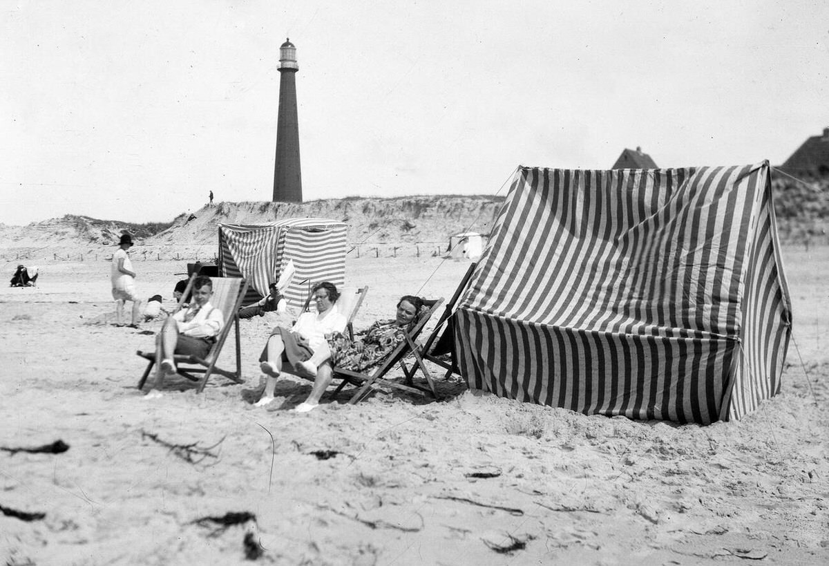 People on the beach with sun loungers and the Lange Jaap lighthouse in the background, 1935
