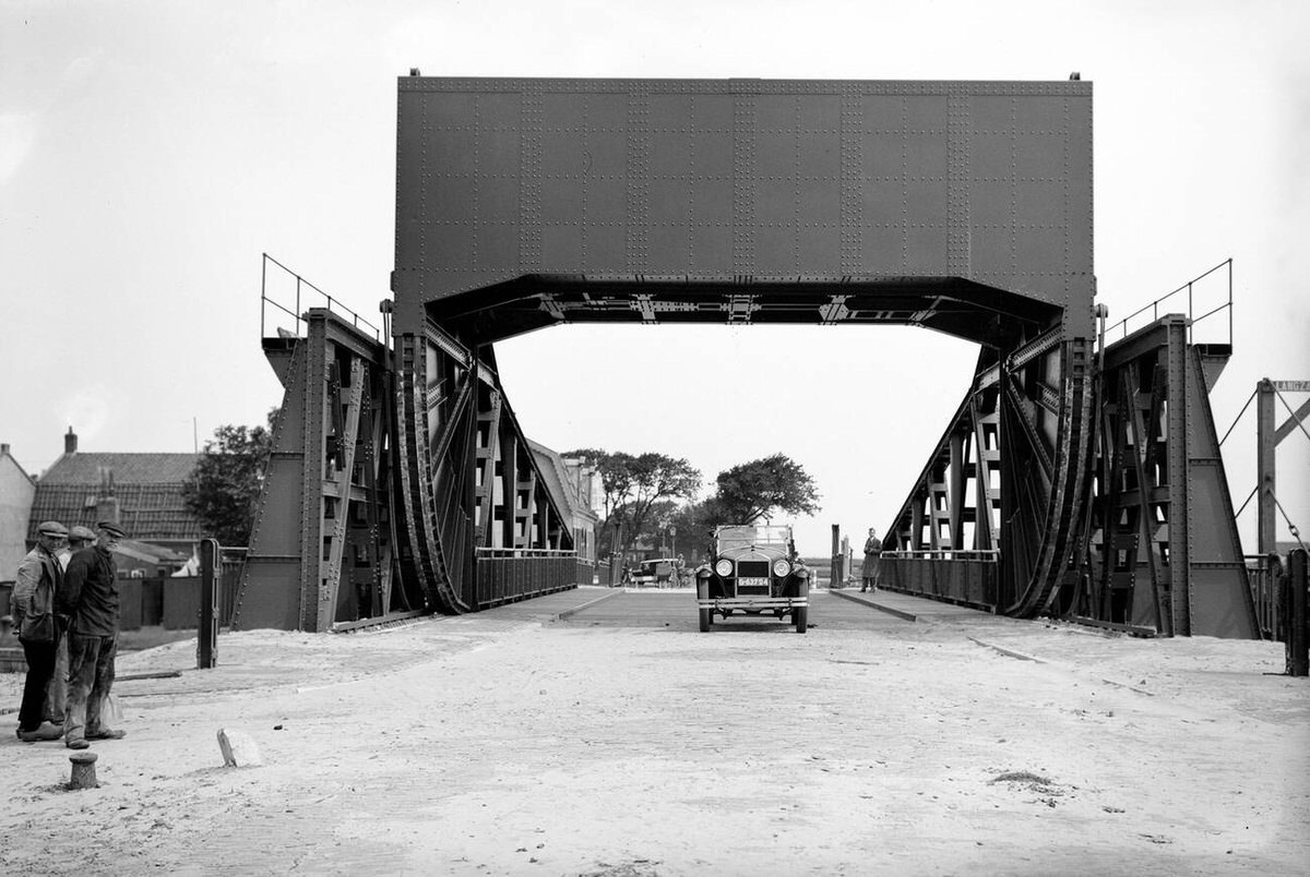 Bascule bridge with a passing car, 1935