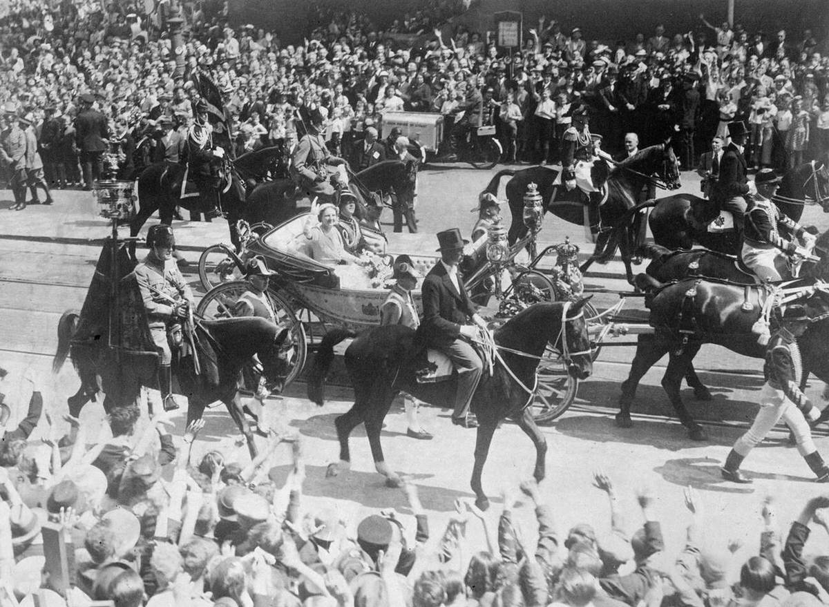 Princess Juliana and Prince Bernhard in an open carriage during a visit to Amsterdam, 1937
