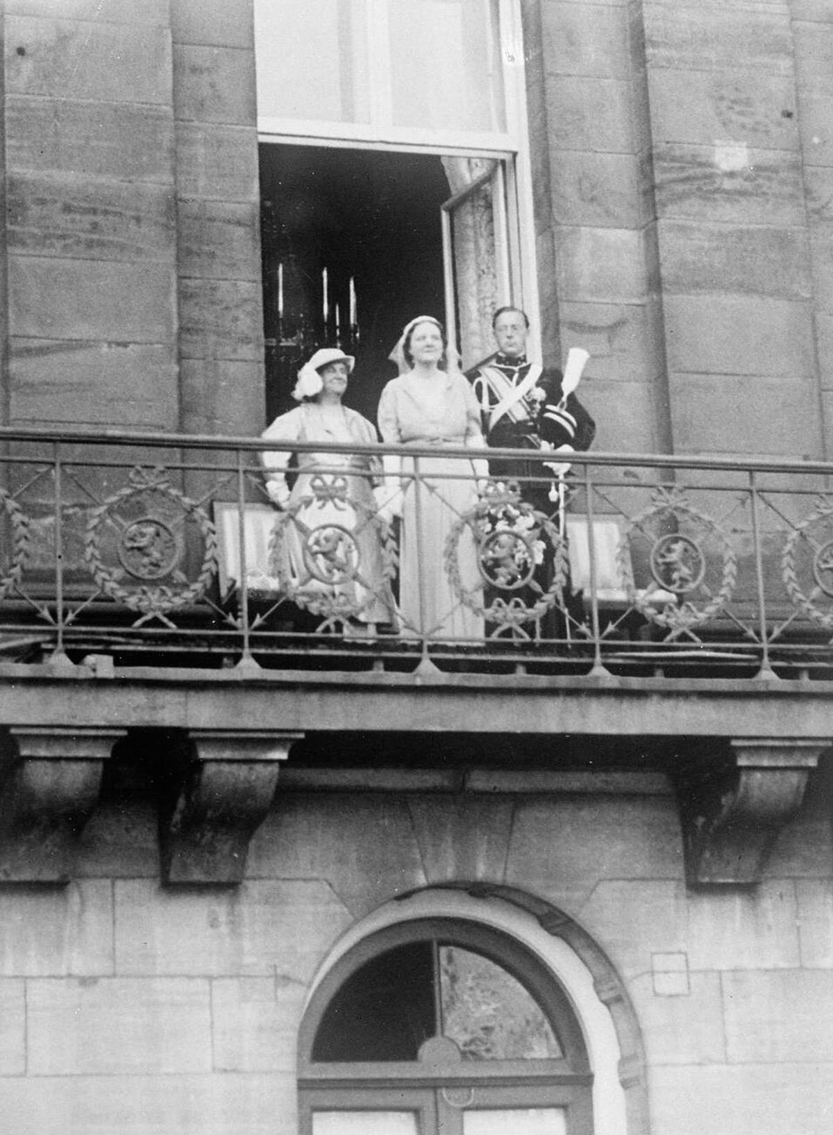 Princess Juliana, Prince Bernhard, and Queen Wilhelmina on the balcony of the Royal Palace in Amsterdam, 1937