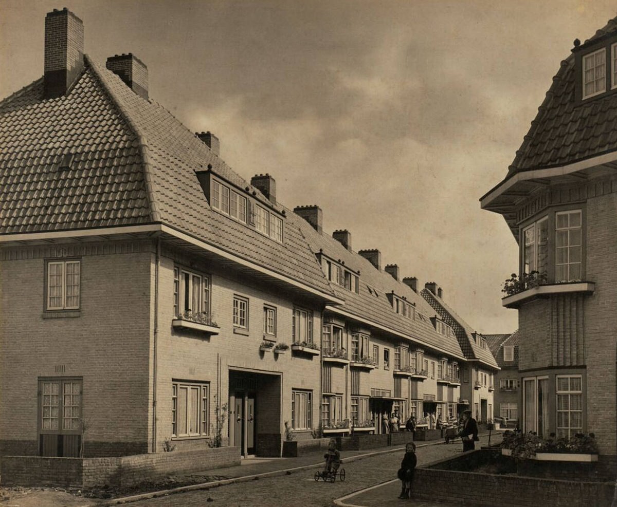 Over het IJ working-class housing complex, 1920s