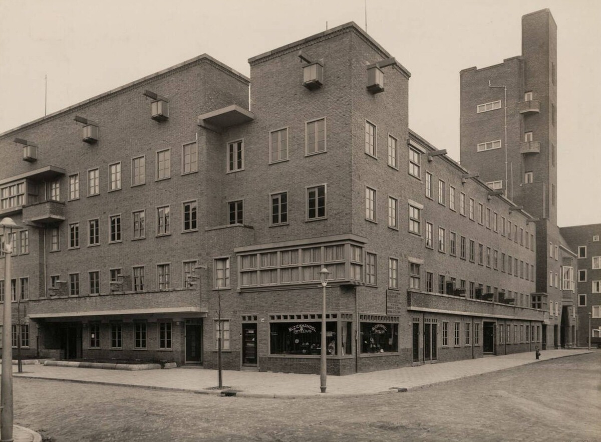Woningbouw housing development on Orteliusstraat in Amsterdam, 1920s