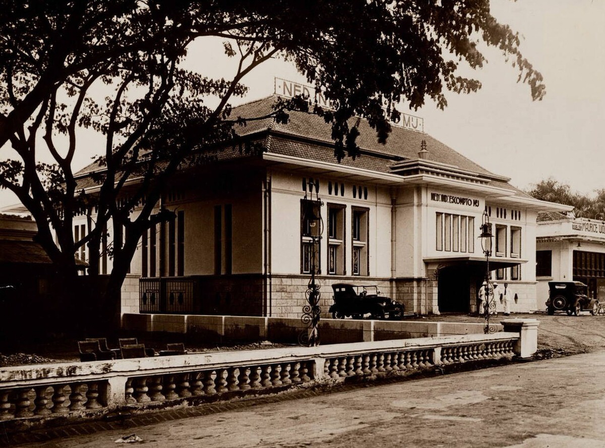 Bank of Dutch Indies Escompto Company building, 1920s