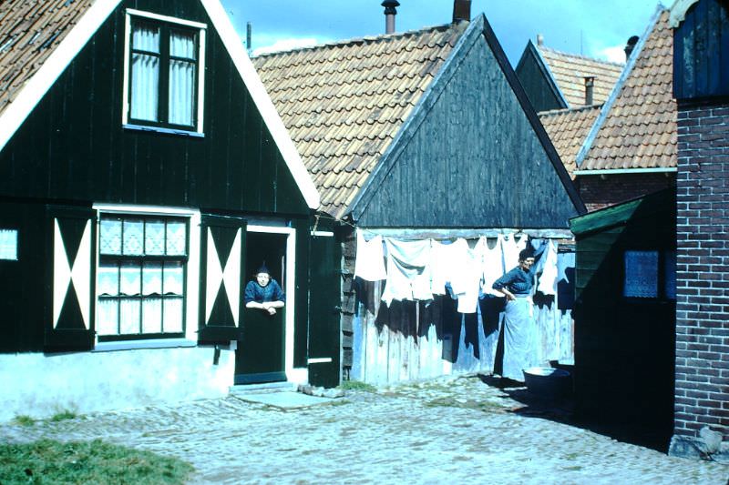 Women in Volendam, 1949