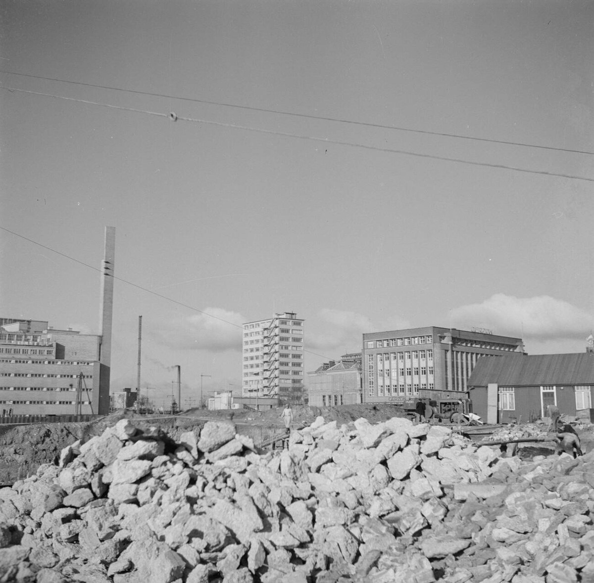 Reconstruction of Rotterdam featuring Gerzon's Fashion magazine and the remnant of the Bijenkorf, 1945