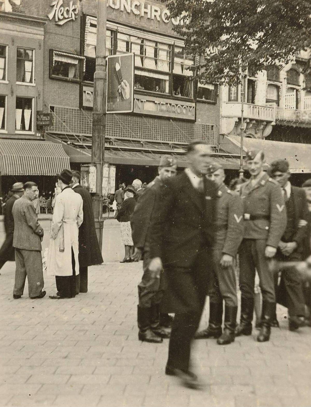 Wehrmacht soldiers and civilians on Rembrandtplein with Heck's lunchroom in the background, 1941