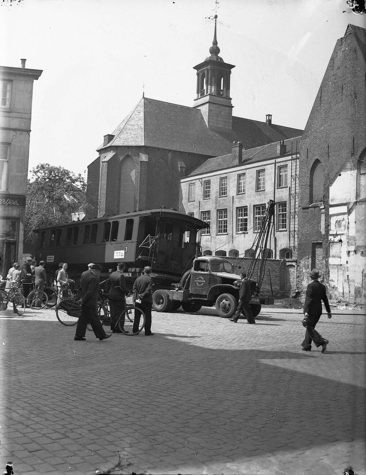 Train wagon used as an emergency home in Zutphen, 1948