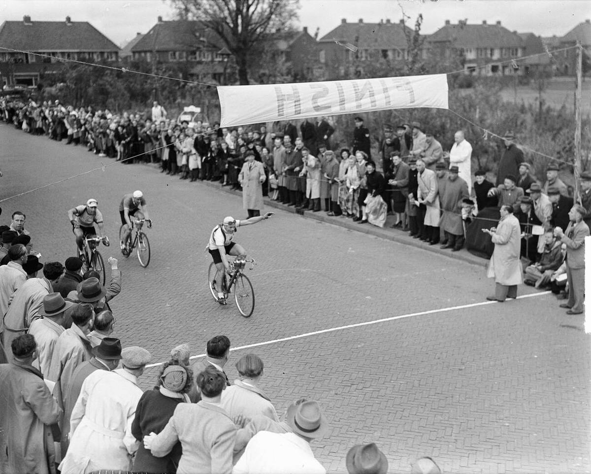 Tour of the Netherlands cycling race at the Afsluitdijk, 1949