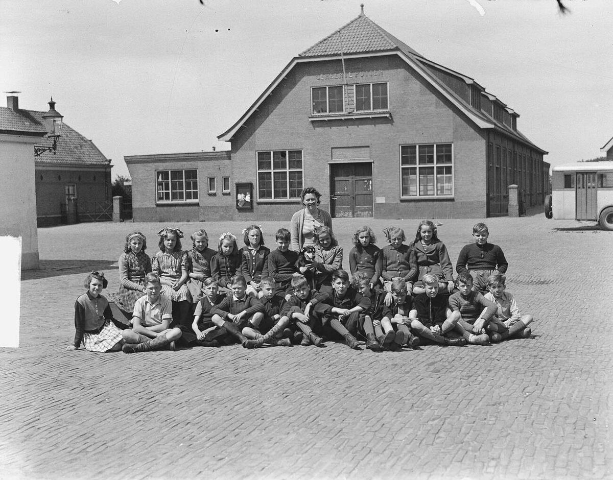 Schools on Krommenstraat in Putten, 1949