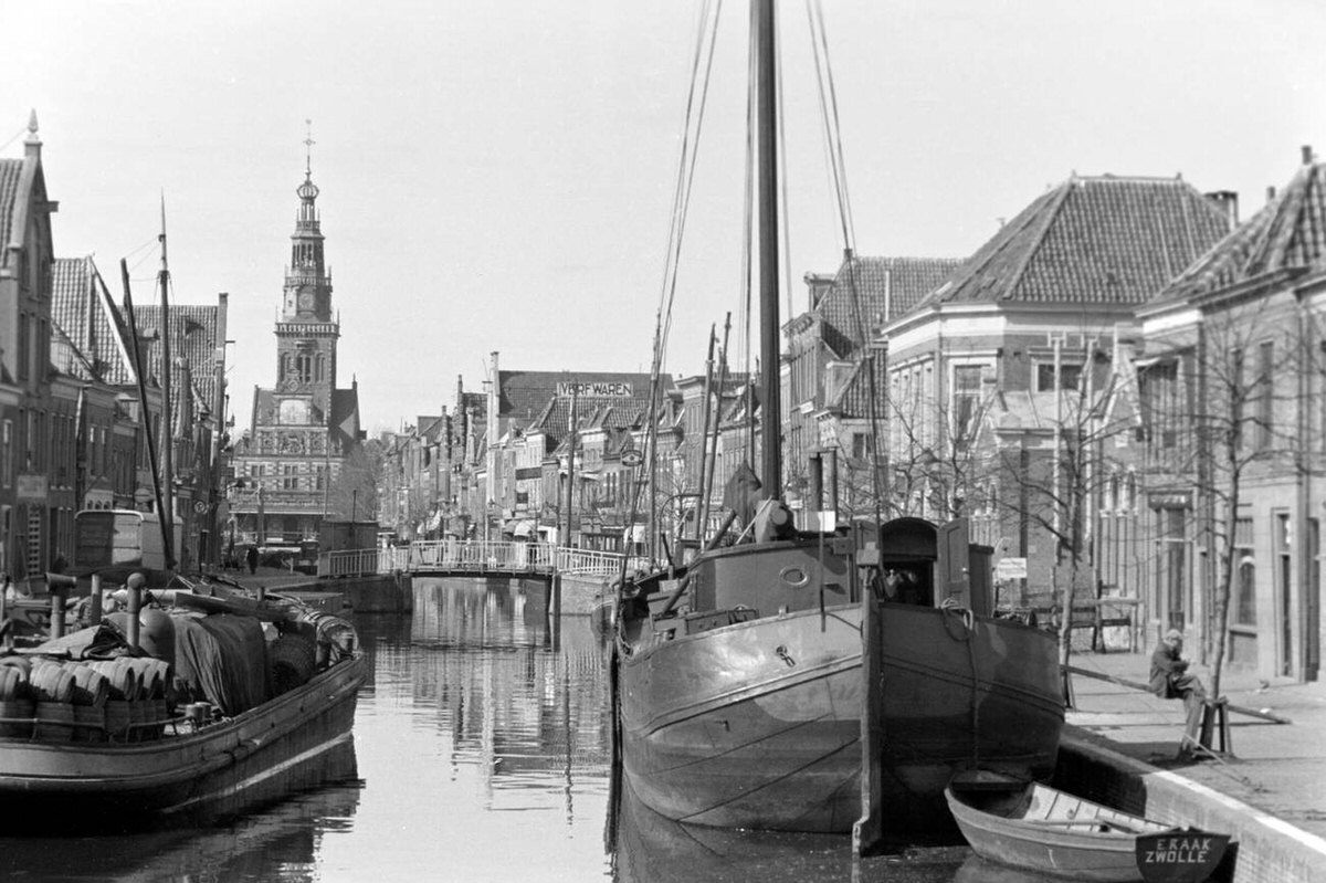 View of De Waag cheese scales from the Rotorenbrug in Alkmaar, 1941