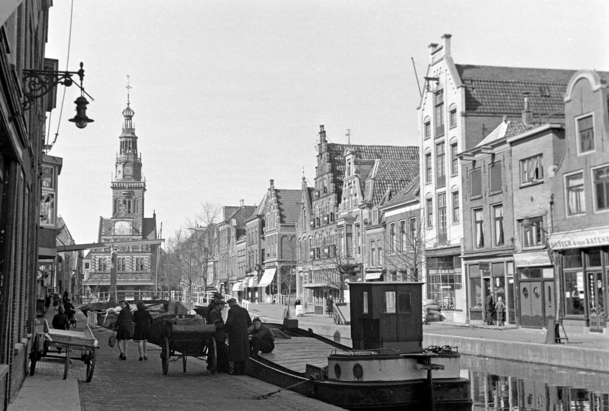 View of De Waag cheese scales along a canal in Alkmaar, 1941