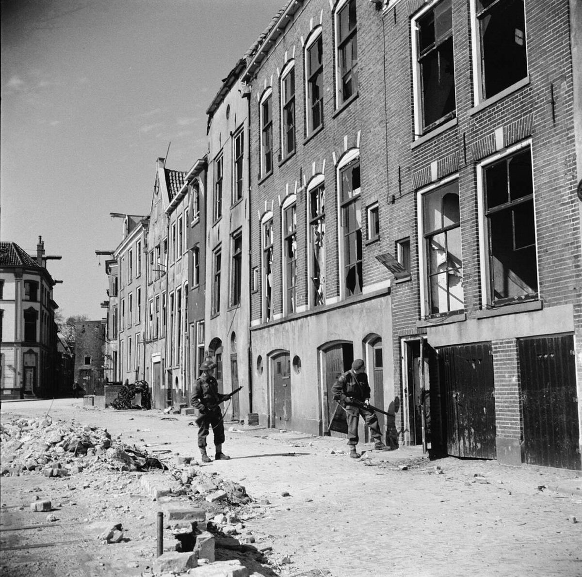 Canadian soldiers searching buildings in the city center of Deventer, 1945