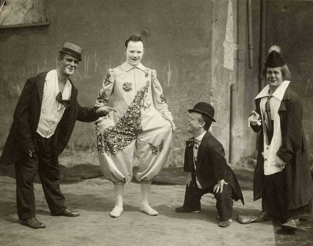 Historic Photos of Circus Life in the Netherlands in the Early 1900s Capture a Lost World