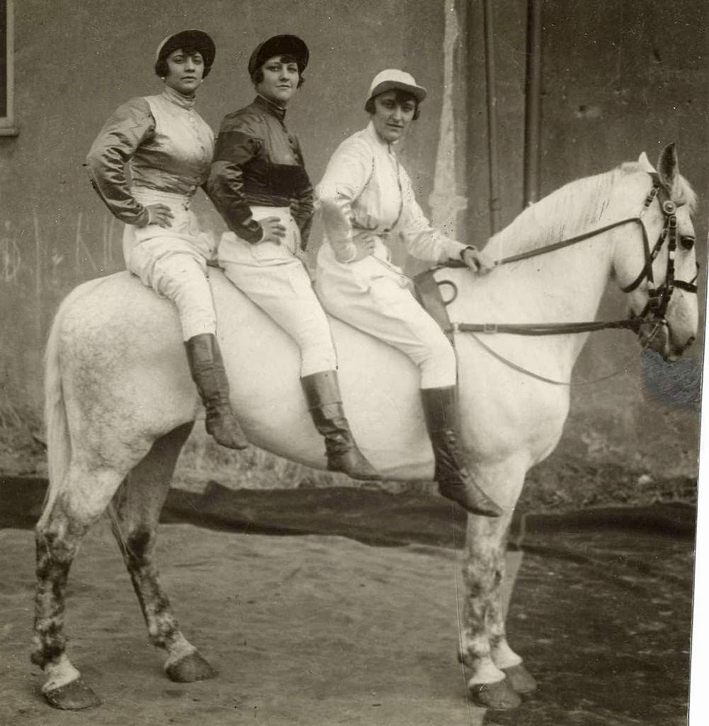 Historic Photos of Circus Life in the Netherlands in the Early 1900s Capture a Lost World