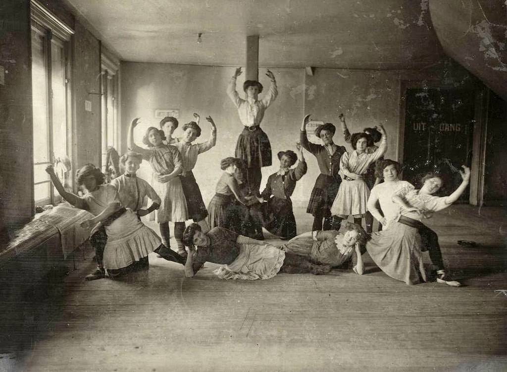 Historic Photos of Circus Life in the Netherlands in the Early 1900s Capture a Lost World