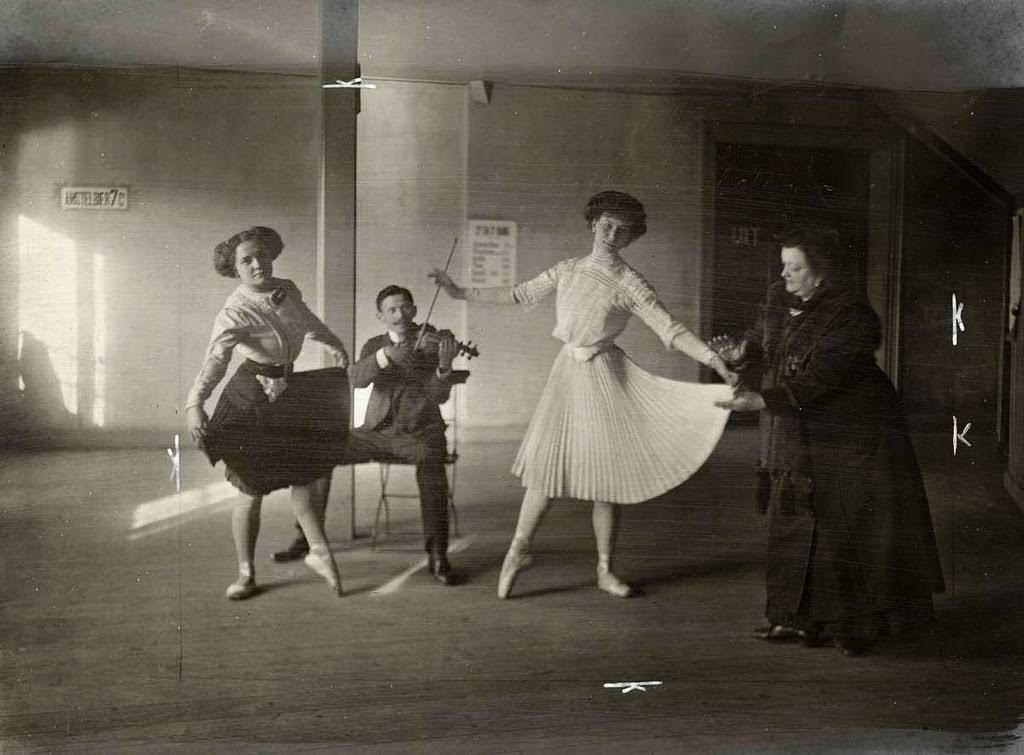 Historic Photos of Circus Life in the Netherlands in the Early 1900s Capture a Lost World