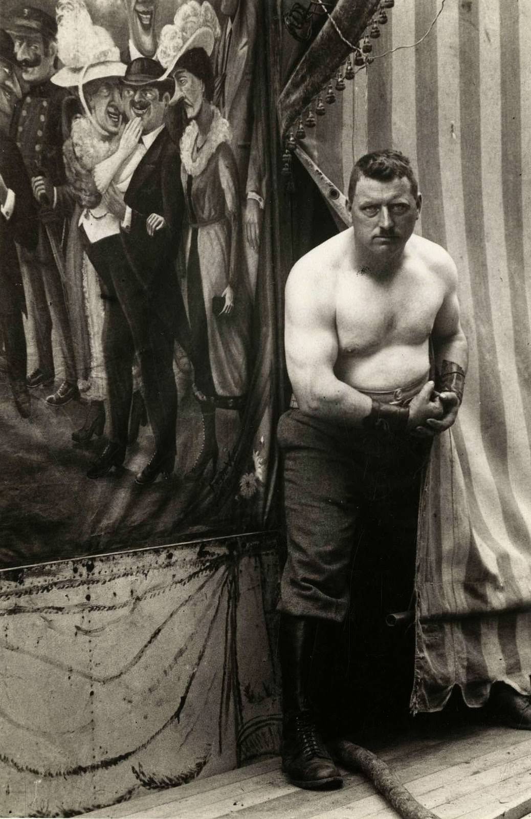 Historic Photos of Circus Life in the Netherlands in the Early 1900s Capture a Lost World