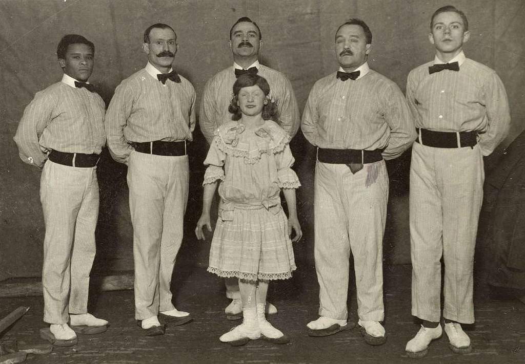 Historic Photos of Circus Life in the Netherlands in the Early 1900s Capture a Lost World