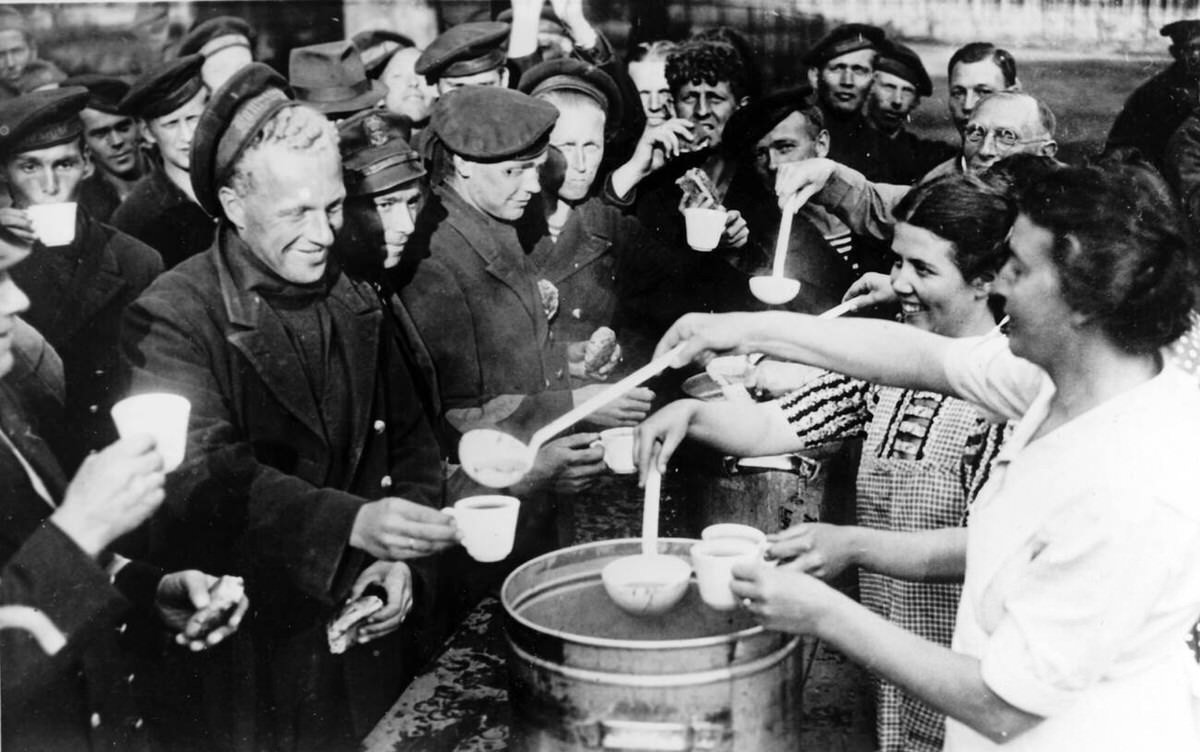 Dutch prisoner of war sailors being provided with food in Enschede, 1940