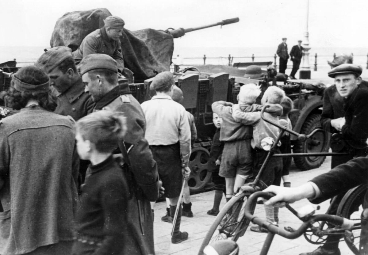 German Wehrmacht anti-aircraft unit and civilians on the coast of Scheveningen, 1940