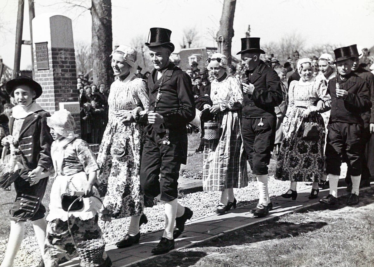 West Frisian wedding in Stompetoren, 1942