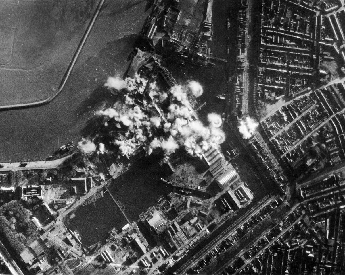 Aerial view of a daylight attack on the docks at Den Helder, 1943