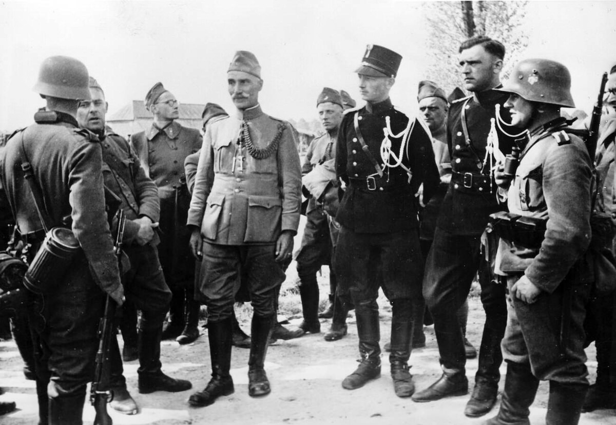 German soldiers with Dutch prisoners of war during the occupation, 1940