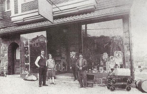 Staff and owners at Gianquitti's store in Bernardsville, 1922