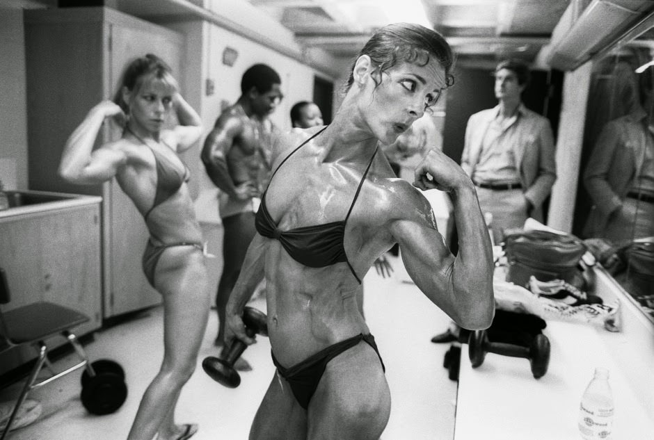 Valerie Mayers shows off her biceps backstage before winning the Ms Empire State Competition in New York, 20 June 1981.