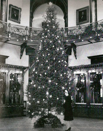 New Jersey Statehouse with a holiday tree in Trenton, 1940