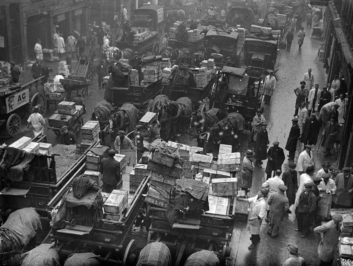 Busy scene at Billingsgate Market ahead of Good Friday, 1936