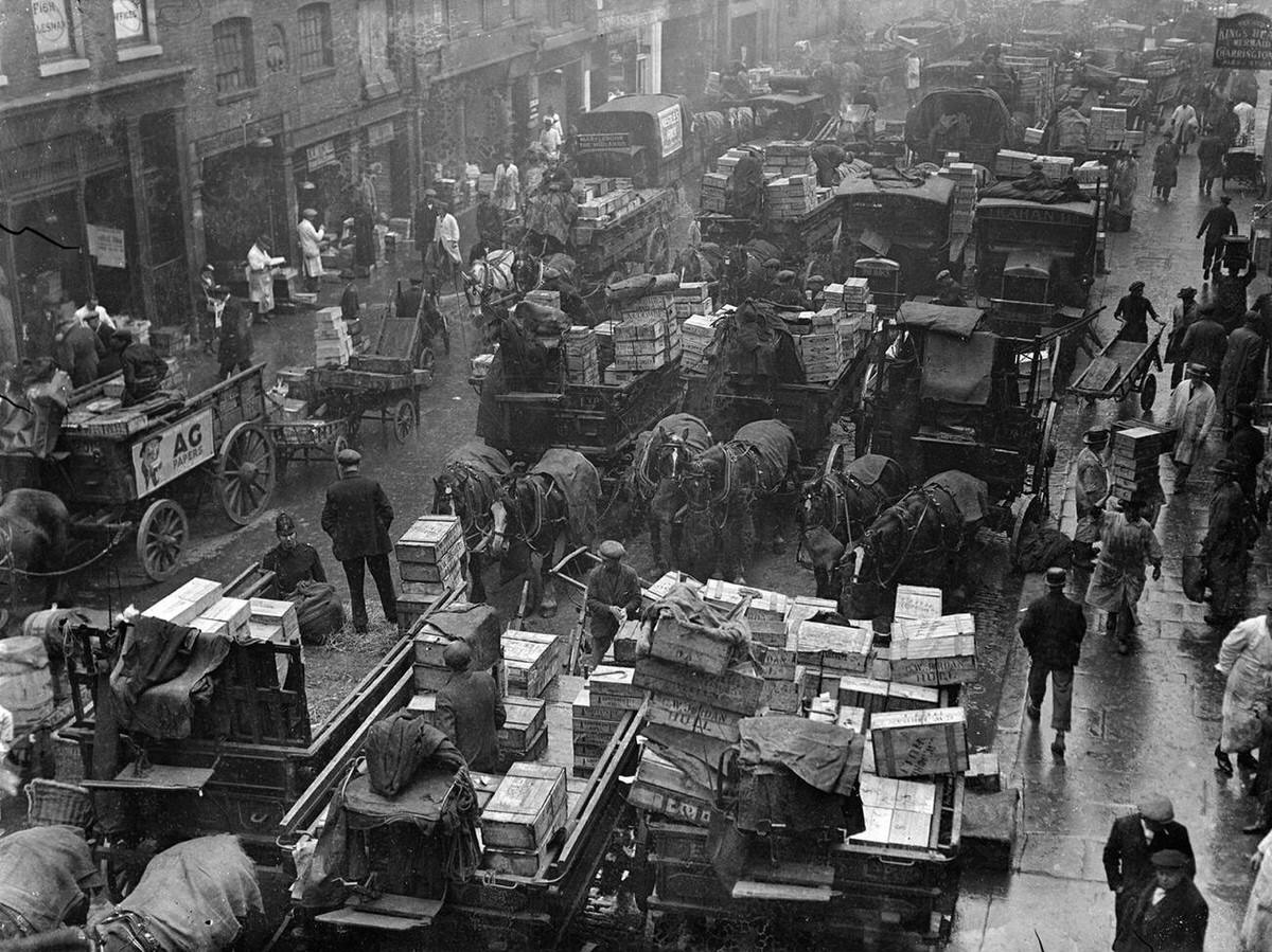 Busy scene at Billingsgate Market ahead of Good Friday, 1936