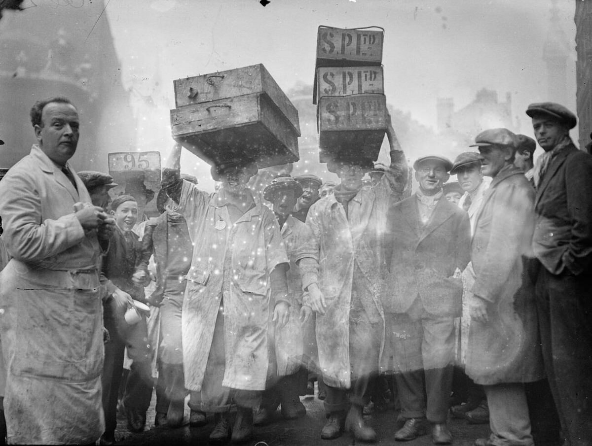 Busy scene at Billingsgate Market ahead of Good Friday, 1936