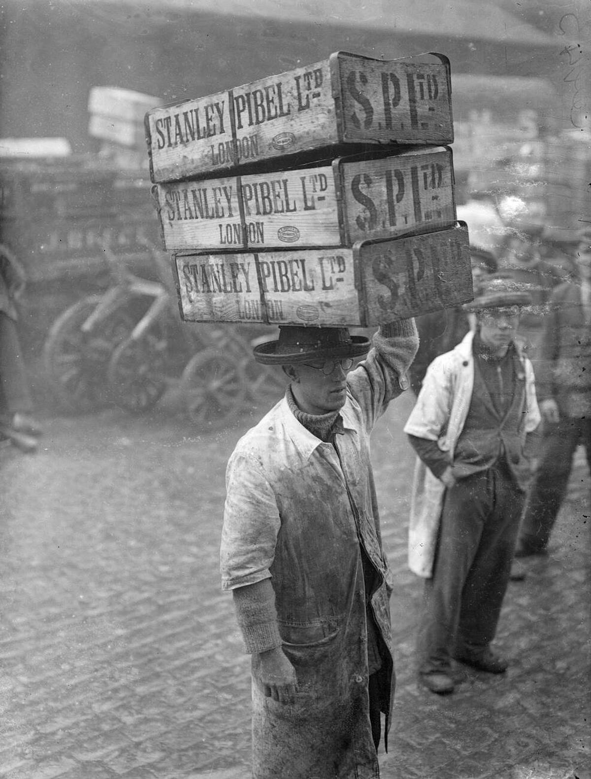 Busy scene at Billingsgate Market ahead of Good Friday, 1936