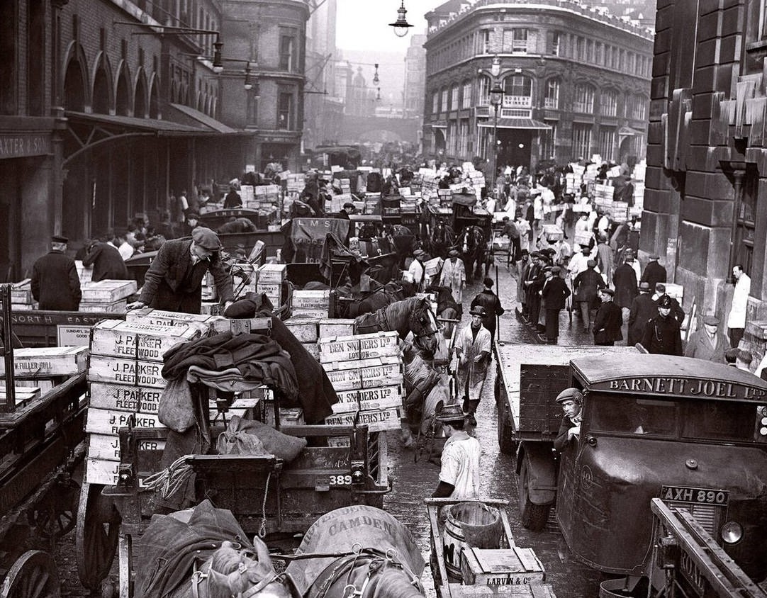 Street scene of collections and deliveries at Billingsgate Fish Market, 1937
