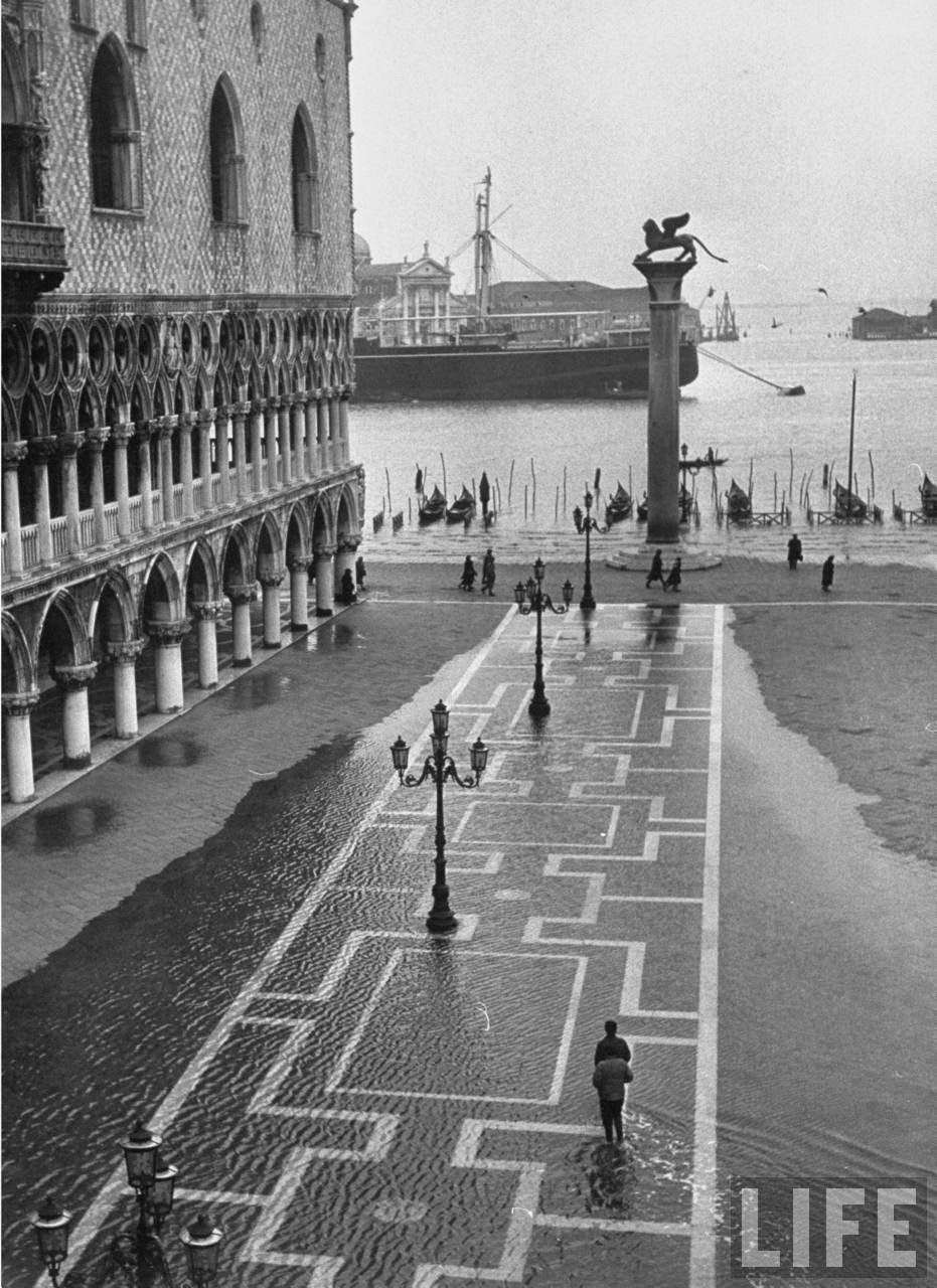 A Rainy Day in Venice, December 1952 Captured in Stunning Vintage Photos