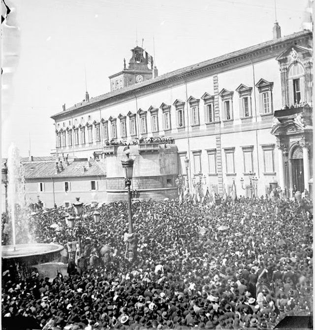Crowds at the Quirinale during the German royal family's visit, 1900
