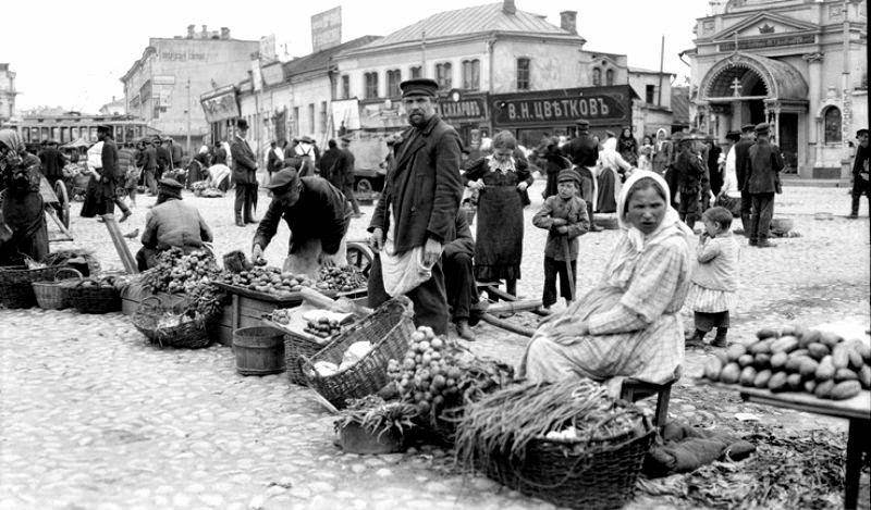 Peasants selling vegetables at a marketplace in Moscow, 1909