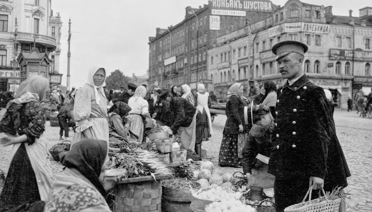 Marketplace in Moscow, 1909