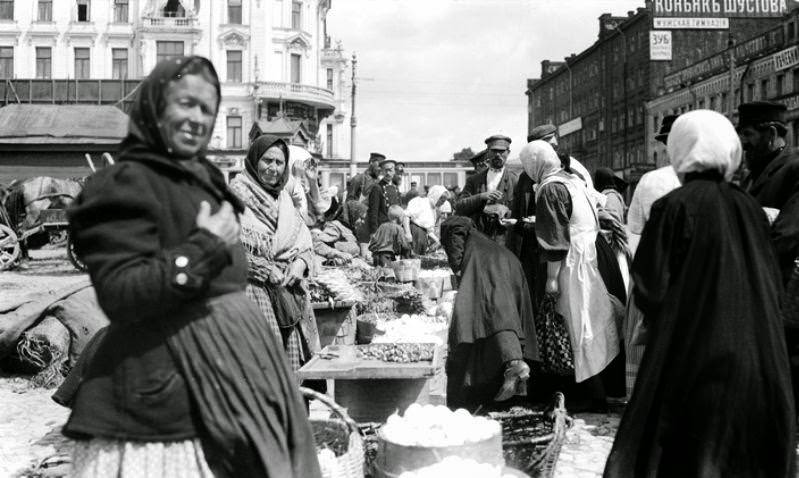 Marketplace in Moscow, 1909
