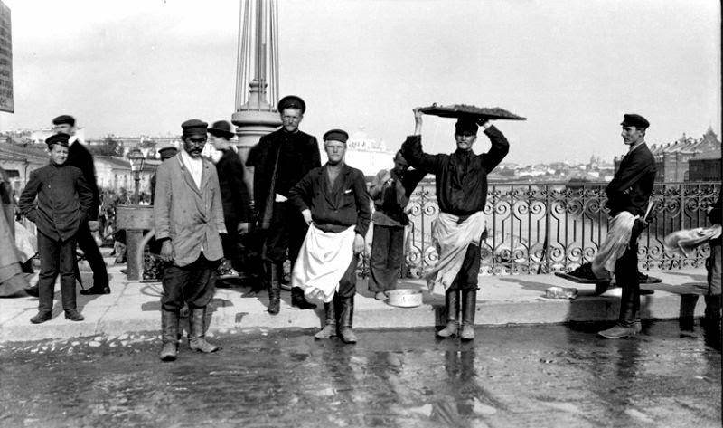 Strawberry vendors on a street in Moscow, 1909