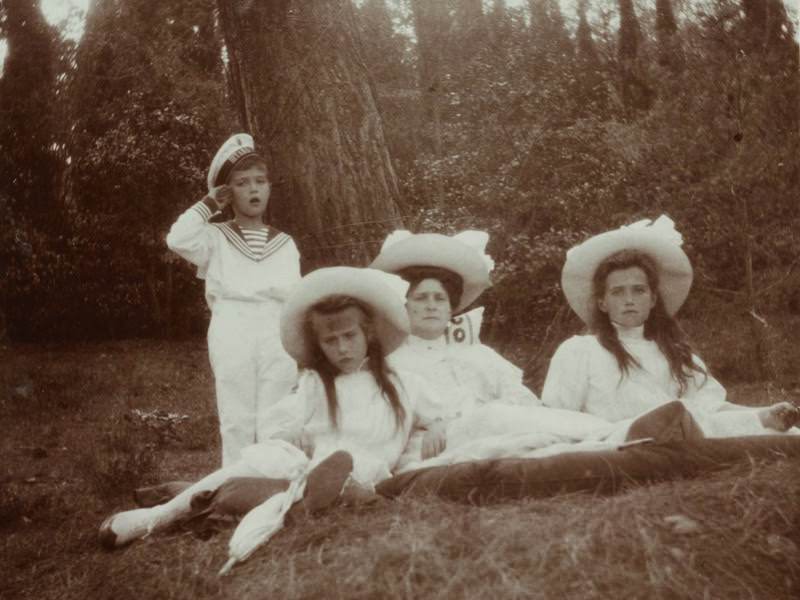 Tsarina Alexandra with Alexei, Anastasia, and Maria, 1908