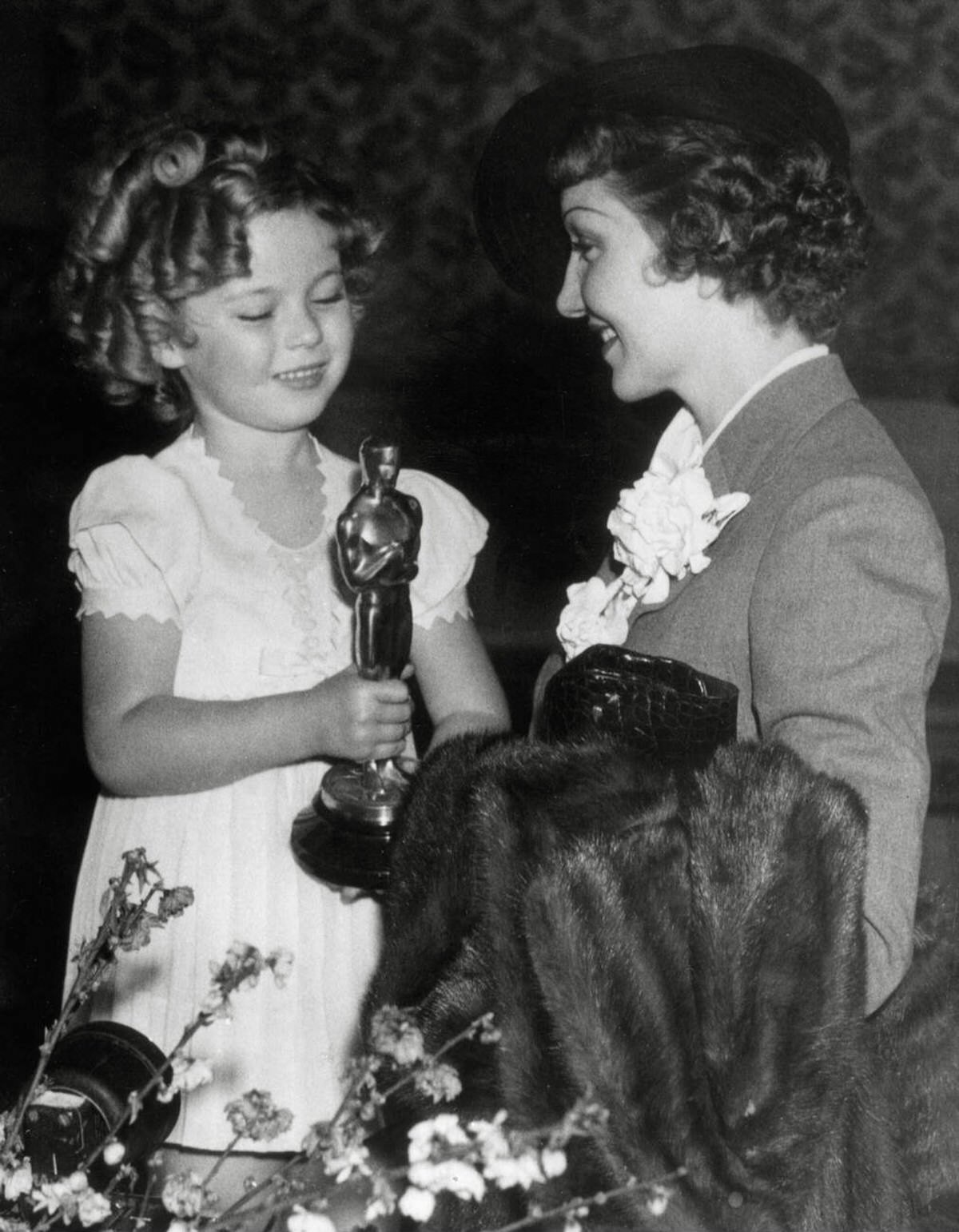 Shirley Temple presenting the Best Actress Oscar to Claudette Colbert, 1935