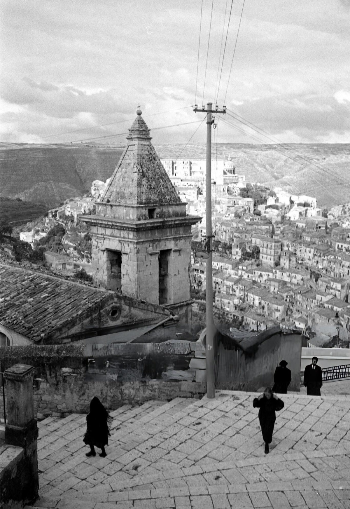 People on a staircase in the upper part of Ragusa, 1955