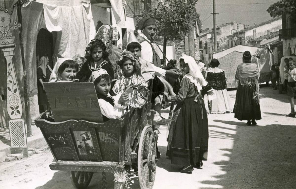 Children on a Sicilian cart.