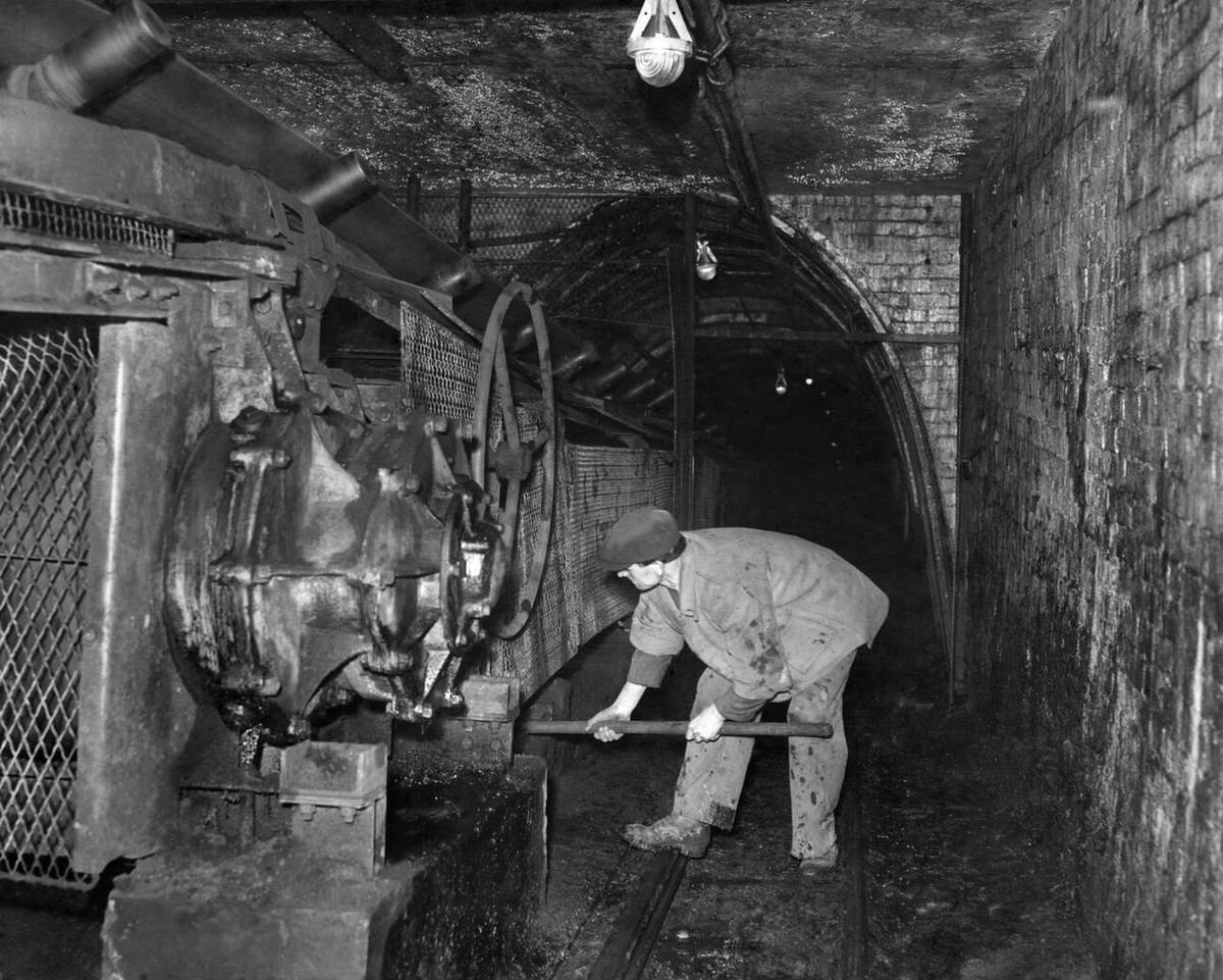 John Albanese clearing a conveyor belt in Cliviger, 1952