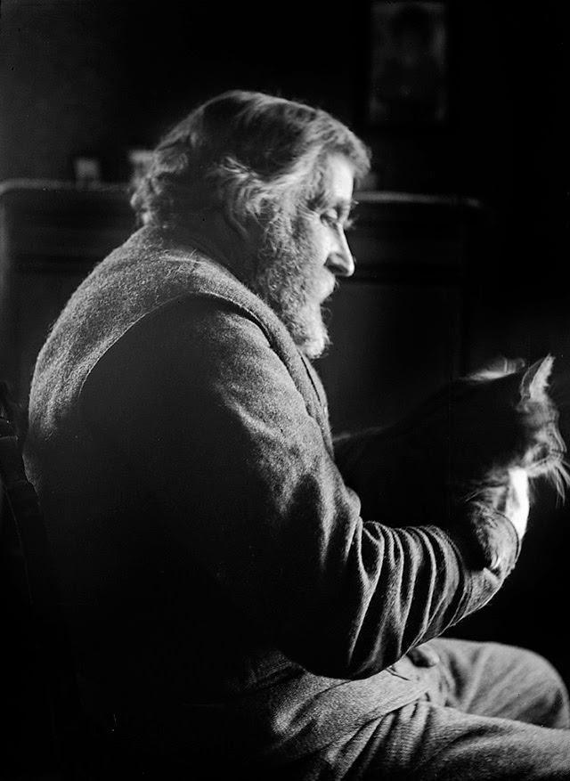 Vintage Portraits of 1930s Sweden: Bearded Men, Families, and Everyday Life Captured by Einar Erici