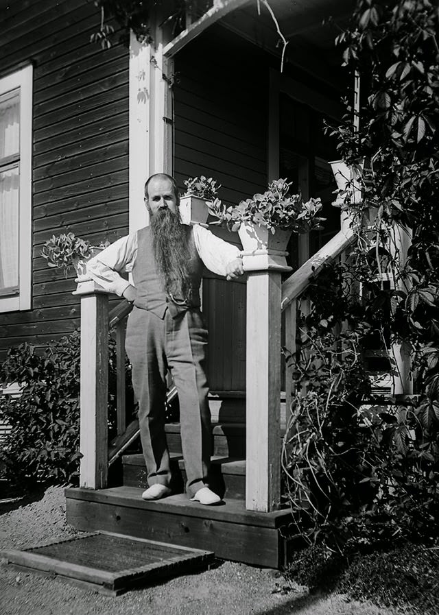Vintage Portraits of 1930s Sweden: Bearded Men, Families, and Everyday Life Captured by Einar Erici