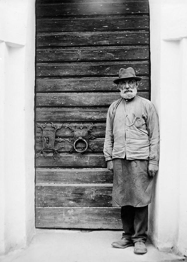 Vintage Portraits of 1930s Sweden: Bearded Men, Families, and Everyday Life Captured by Einar Erici