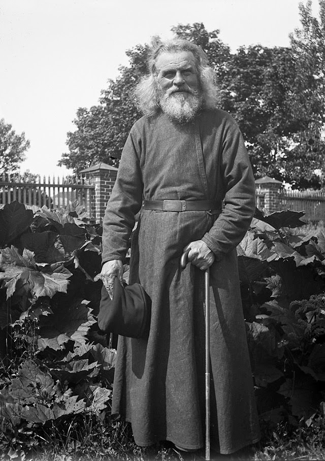 Vintage Portraits of 1930s Sweden: Bearded Men, Families, and Everyday Life Captured by Einar Erici